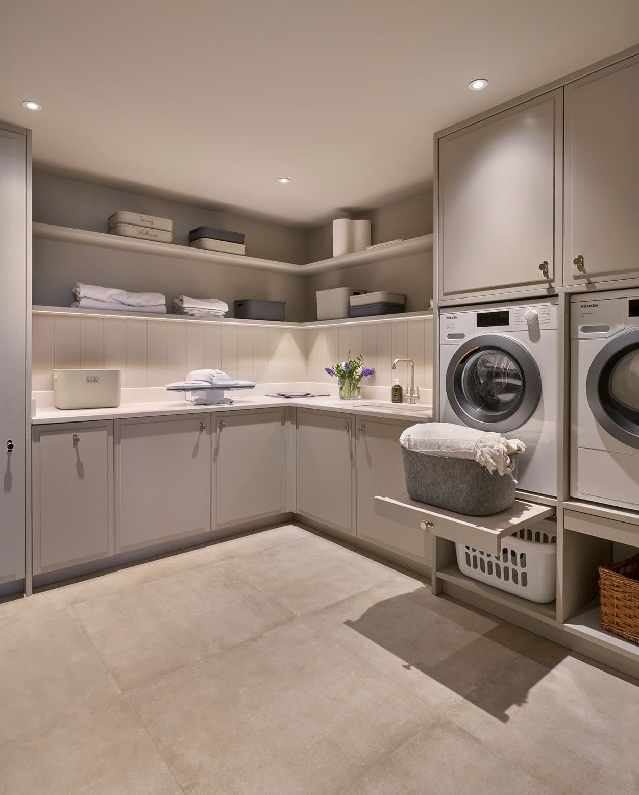 Utility machines behind doors, worktop straight through